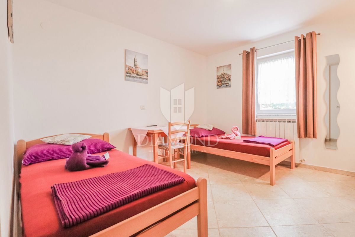 Umag, hiša s čudovitim vrtom in bazenom!
