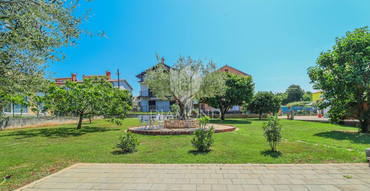 Umag, hiša s čudovitim vrtom in bazenom!
