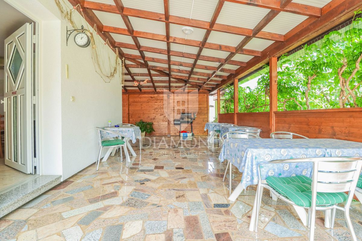Umag, hiša s čudovitim vrtom in bazenom!