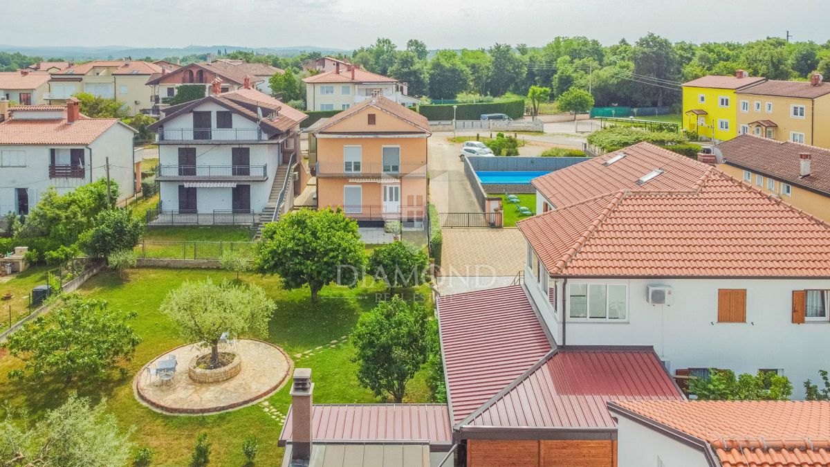 Umag, hiša s čudovitim vrtom in bazenom!