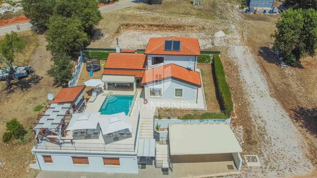 Novigrad, okolica! Čudovita hiša z bazenom!