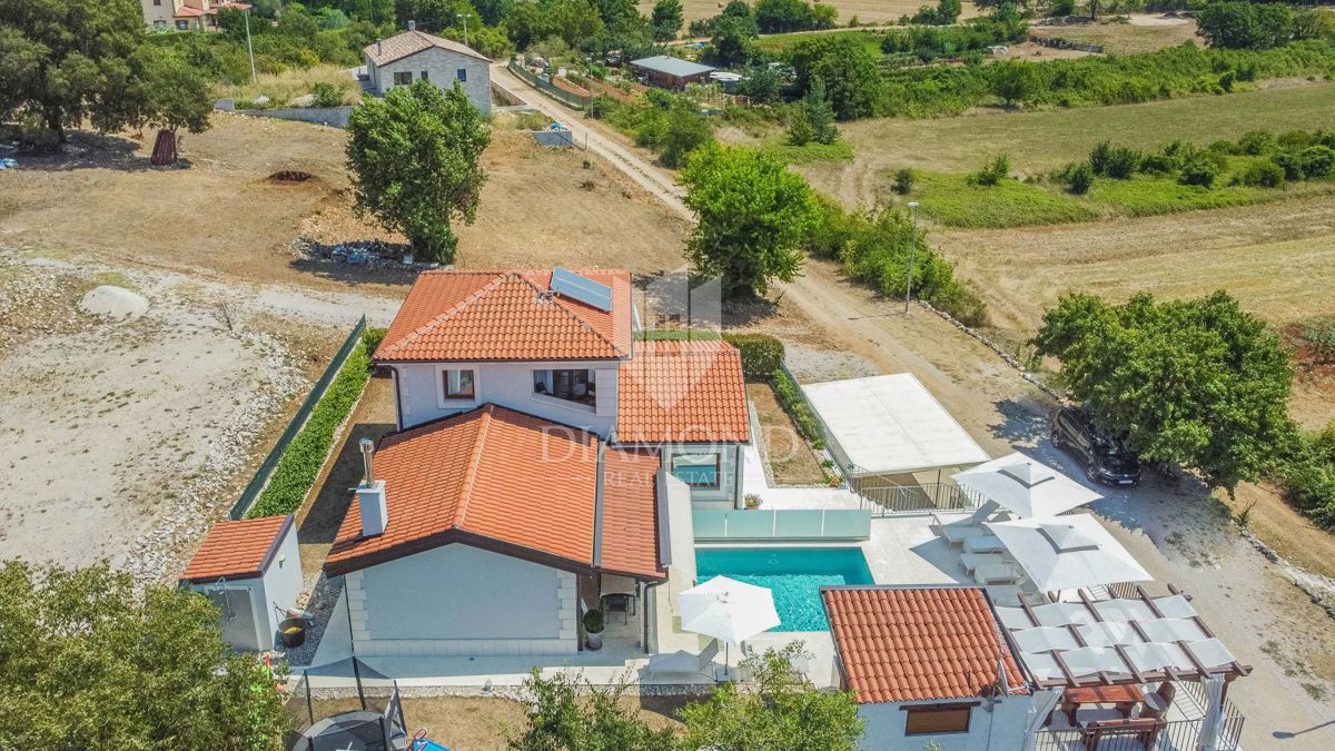 Novigrad, okolica! Čudovita hiša z bazenom!