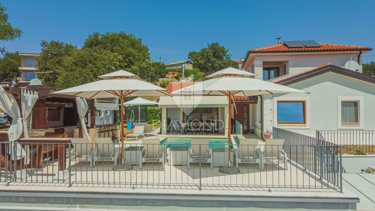 Novigrad, okolica! Čudovita hiša z bazenom!