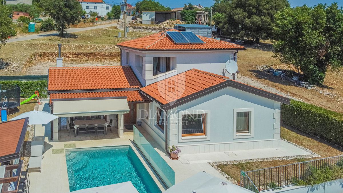 Novigrad, okolica! Čudovita hiša z bazenom!