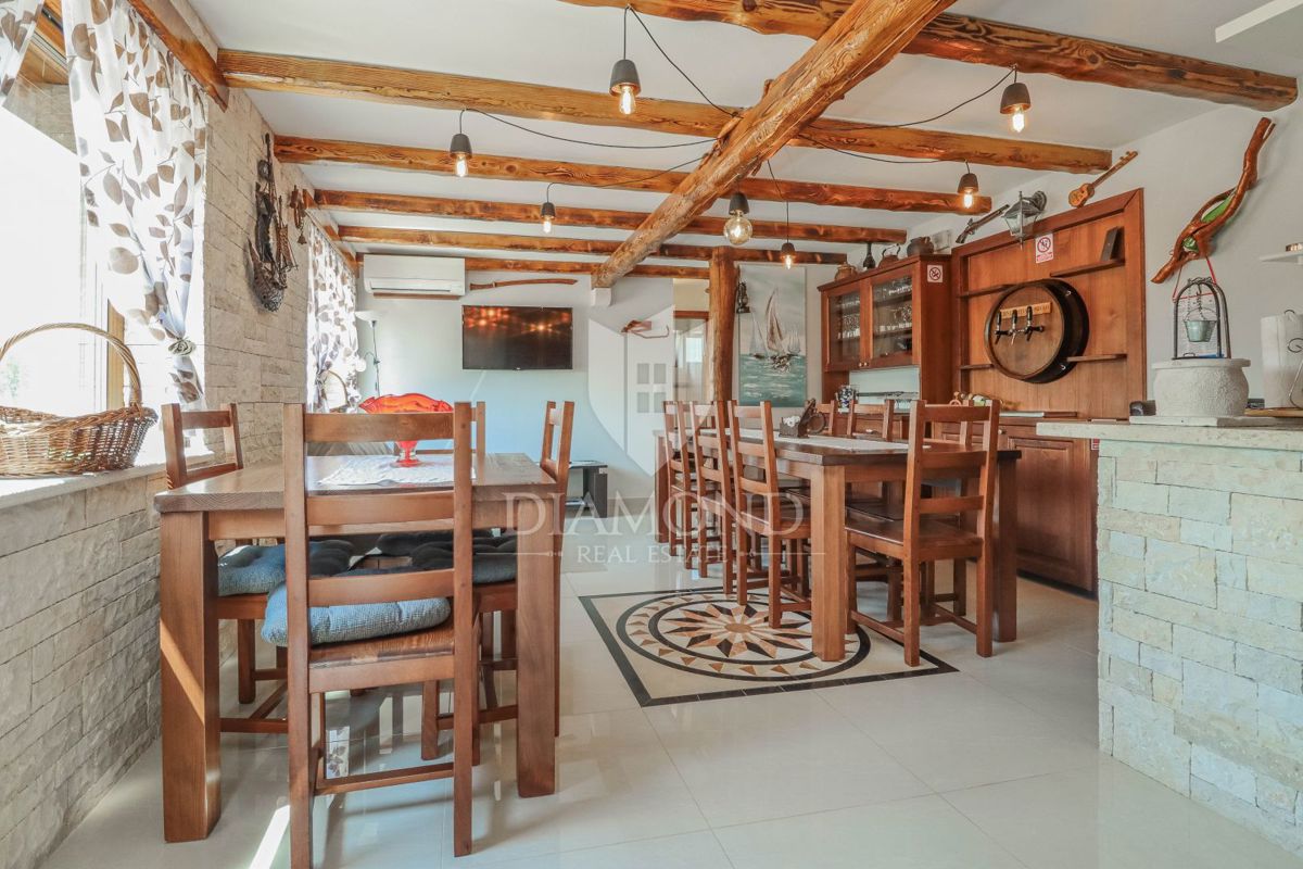 Novigrad, okolica! Čudovita hiša z bazenom!