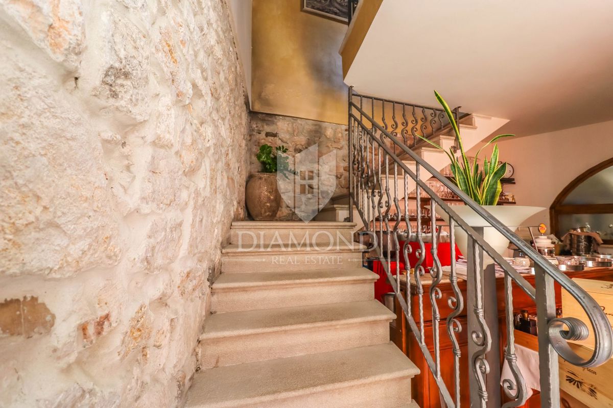 Rovinj, center, uveljavljena restavracija na vrhunski lokaciji