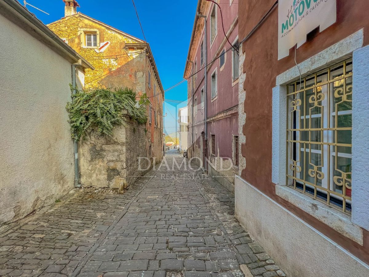 Motovun, hiša v centru z veliko potenciala za investicijo!