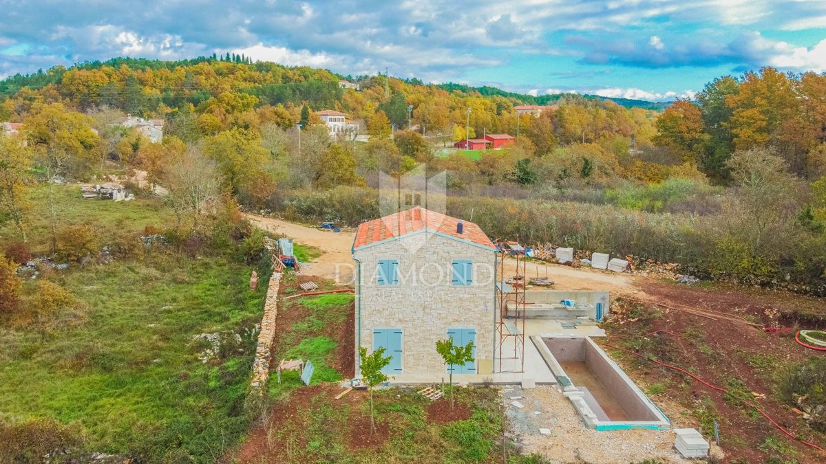 Momjan, okolica! Čudovita kamnita hiša obdana z naravo!
