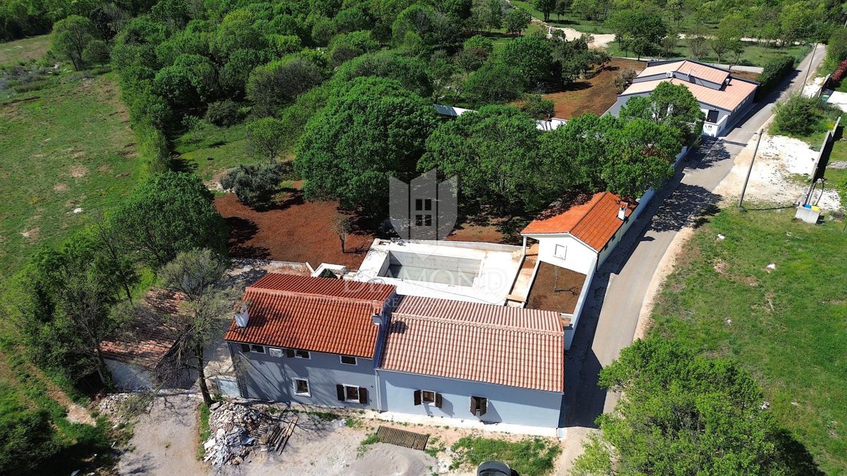 Barban, južna Istra, posest s hišo in 3 pomožnimi objekti