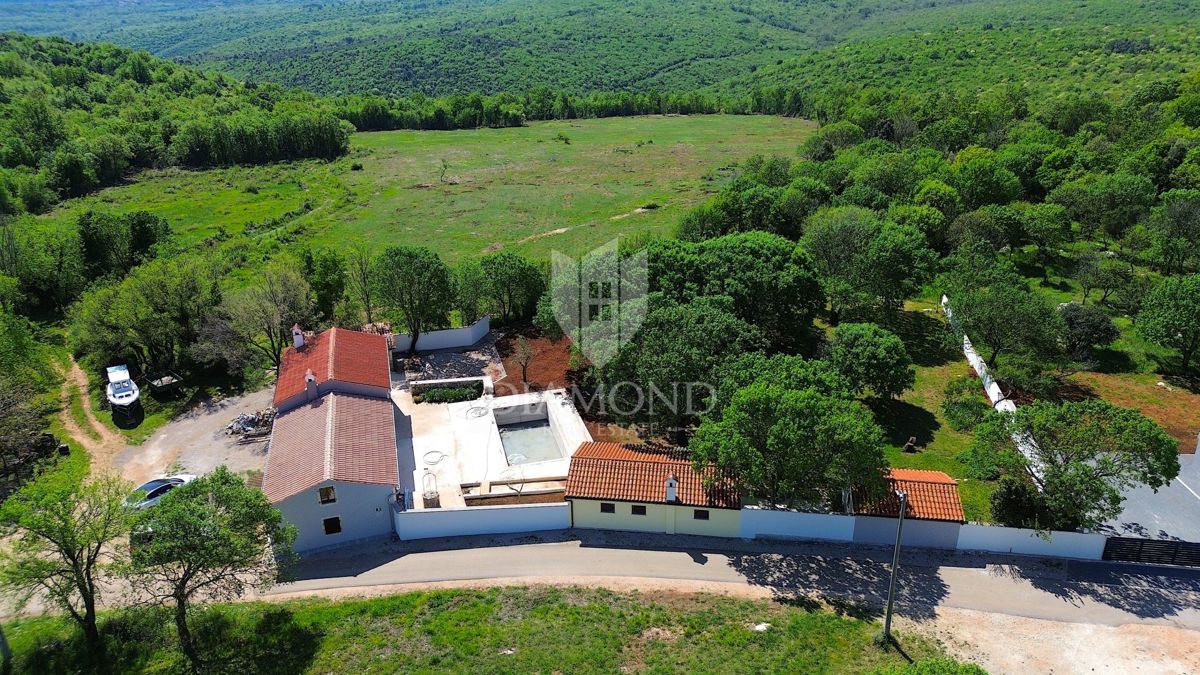Barban, južna Istra, posest s hišo in 3 pomožnimi objekti