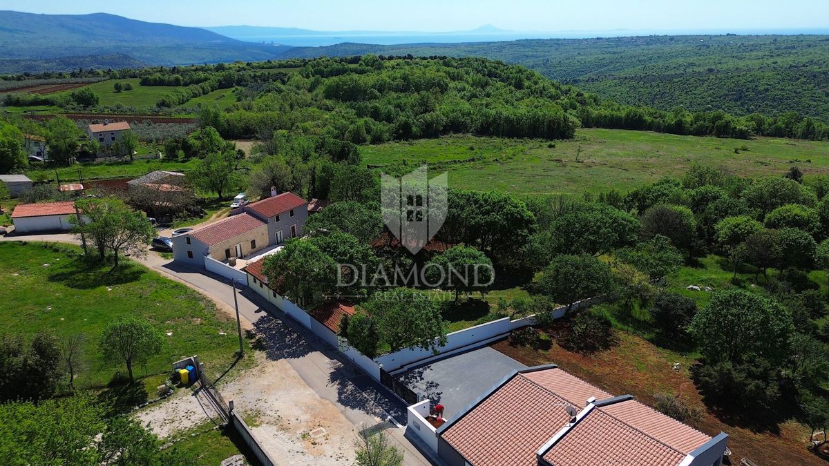 Barban, južna Istra, posest s hišo in 3 pomožnimi objekti