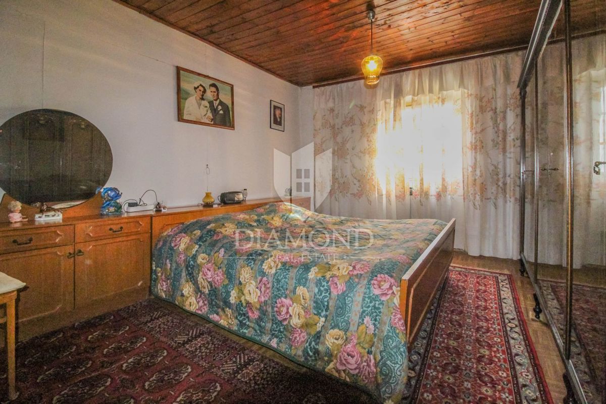 Buje, hiša z vrtom v centru