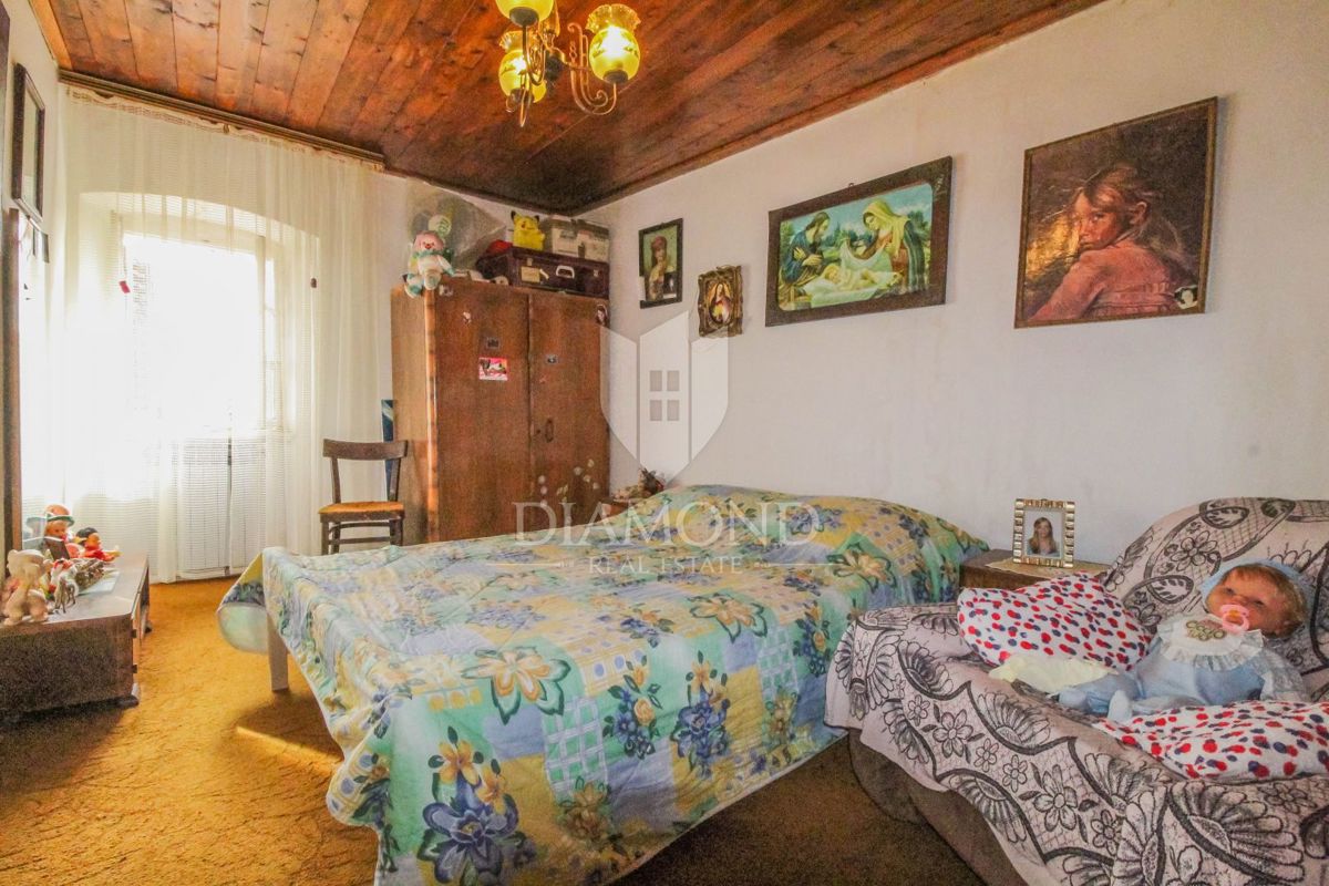 Buje, hiša z vrtom v centru