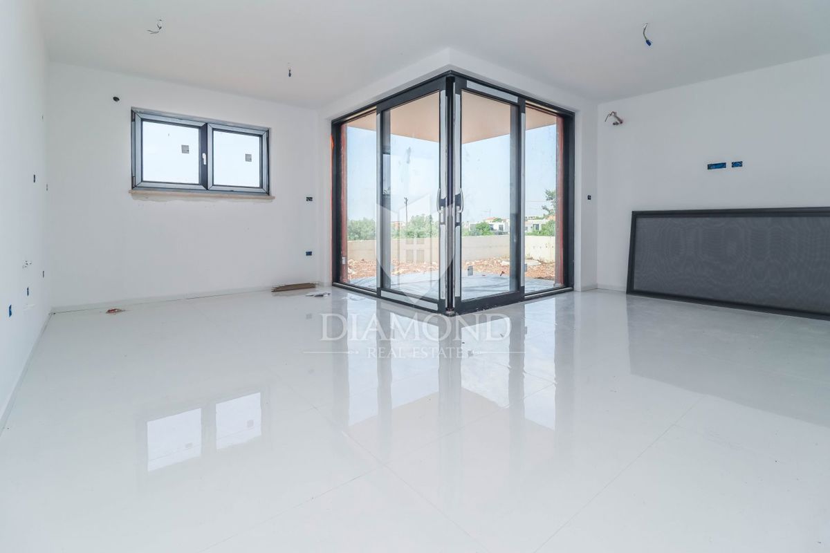 Poreč, pritlični apartma z vrtom 500 m od morja!