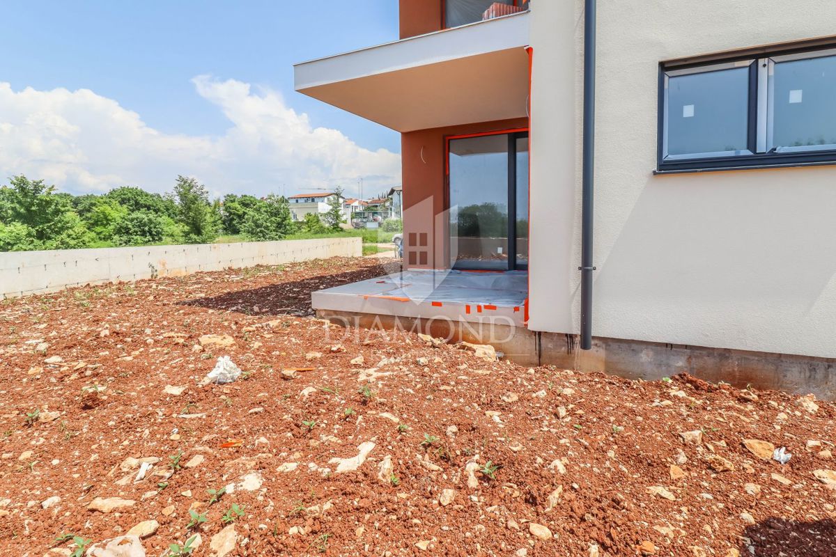 Poreč, pritlični apartma z vrtom 500 m od morja!