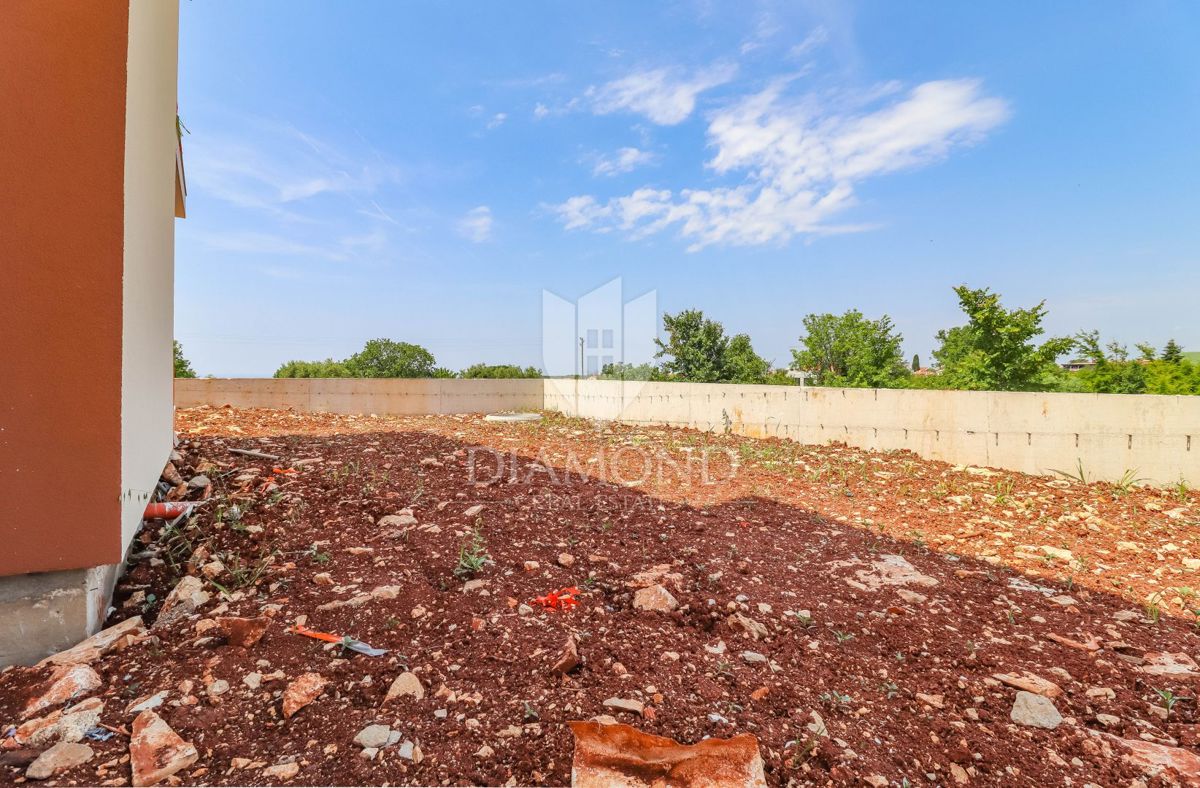 Poreč, pritlični apartma z vrtom 500 m od morja!