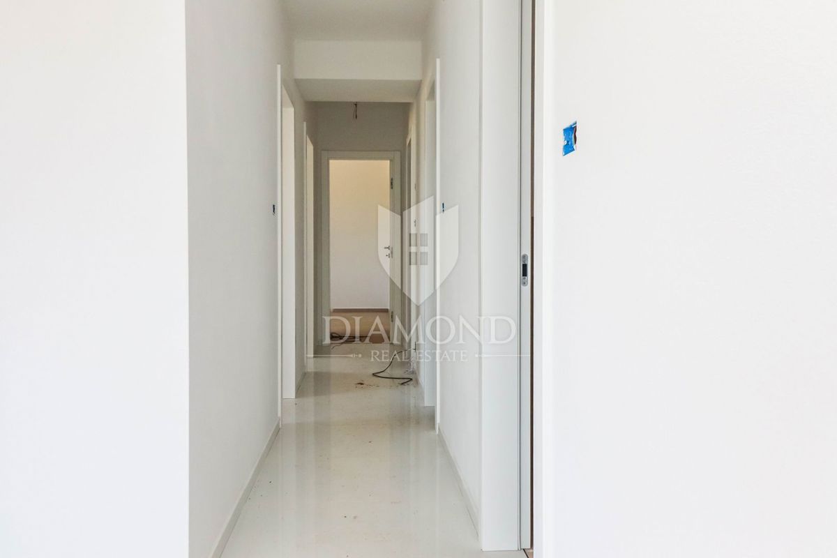 Poreč, pritlični apartma z vrtom 500 m od morja!