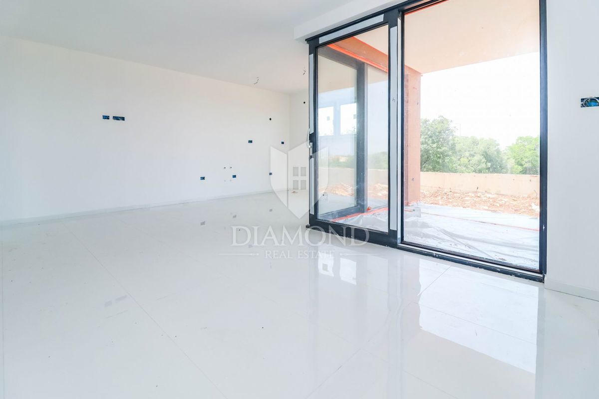 Poreč, pritlični apartma z vrtom 500 m od morja!