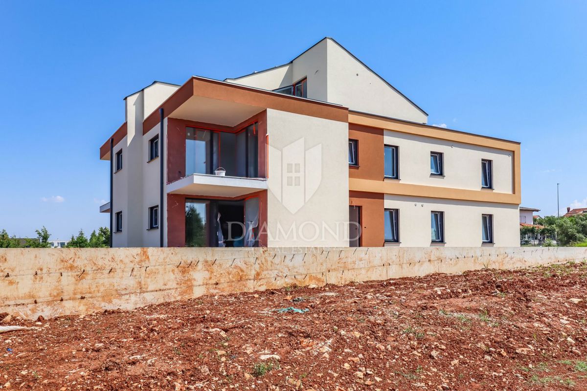 Poreč, pritlični apartma z vrtom 500 m od morja!