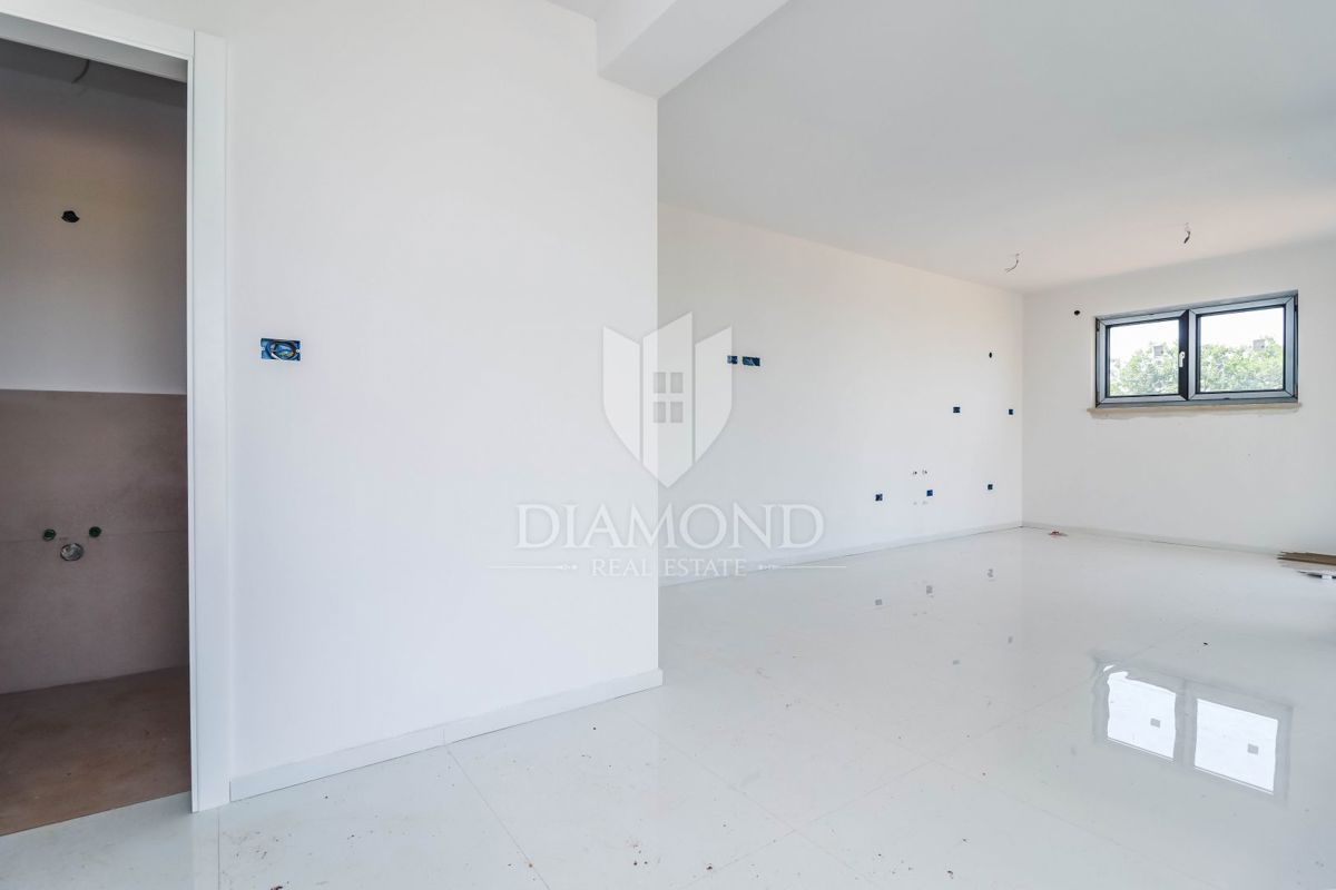 Poreč, pritlični apartma z vrtom 500 m od morja!