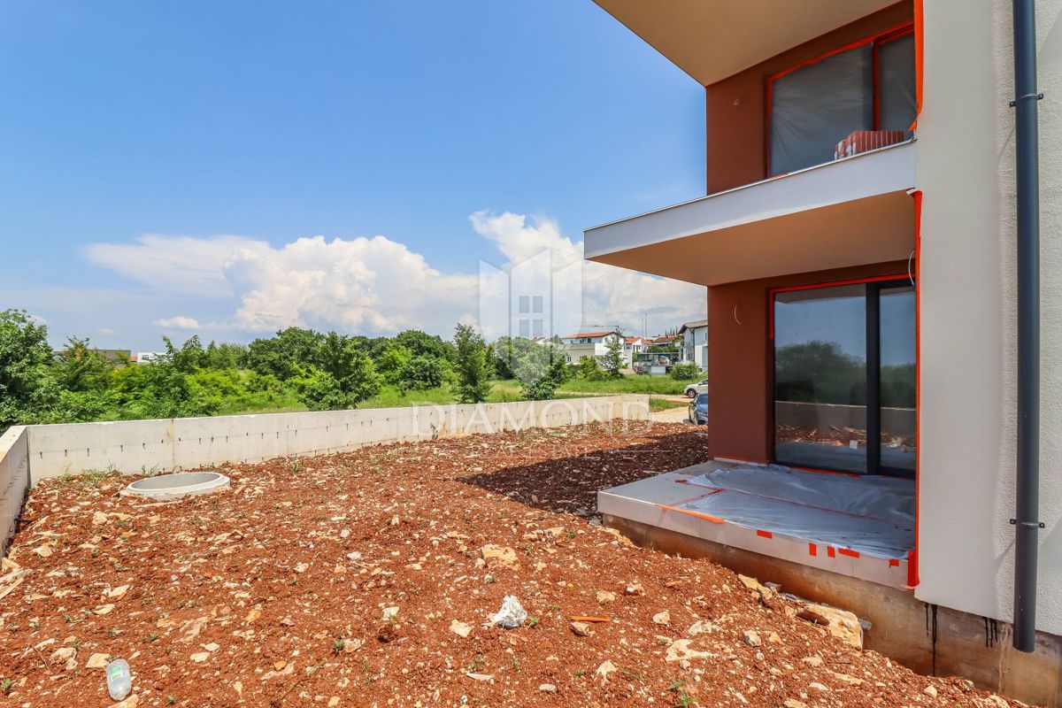 Poreč, pritlični apartma z vrtom 500 m od morja!