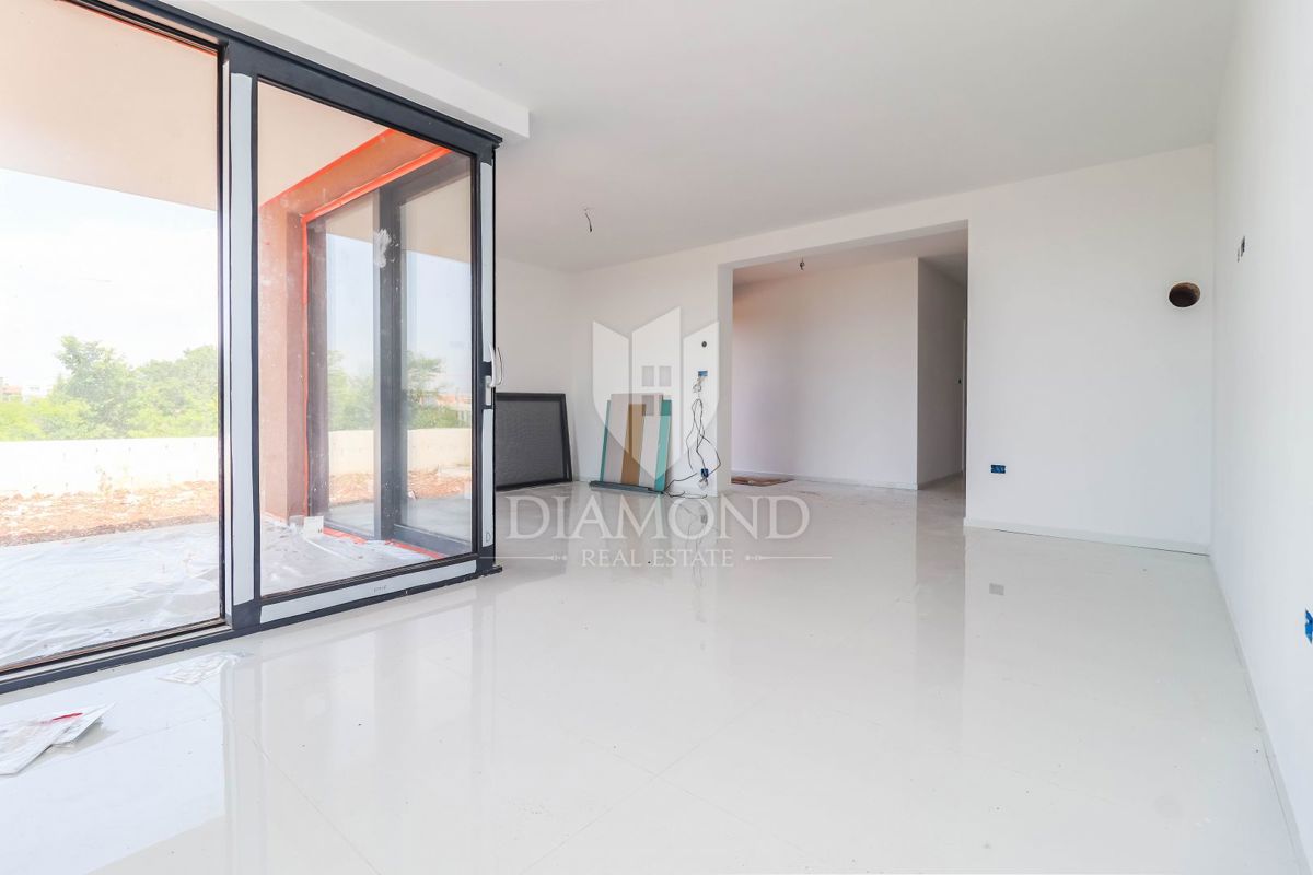 Poreč, pritlični apartma z vrtom 500 m od morja!