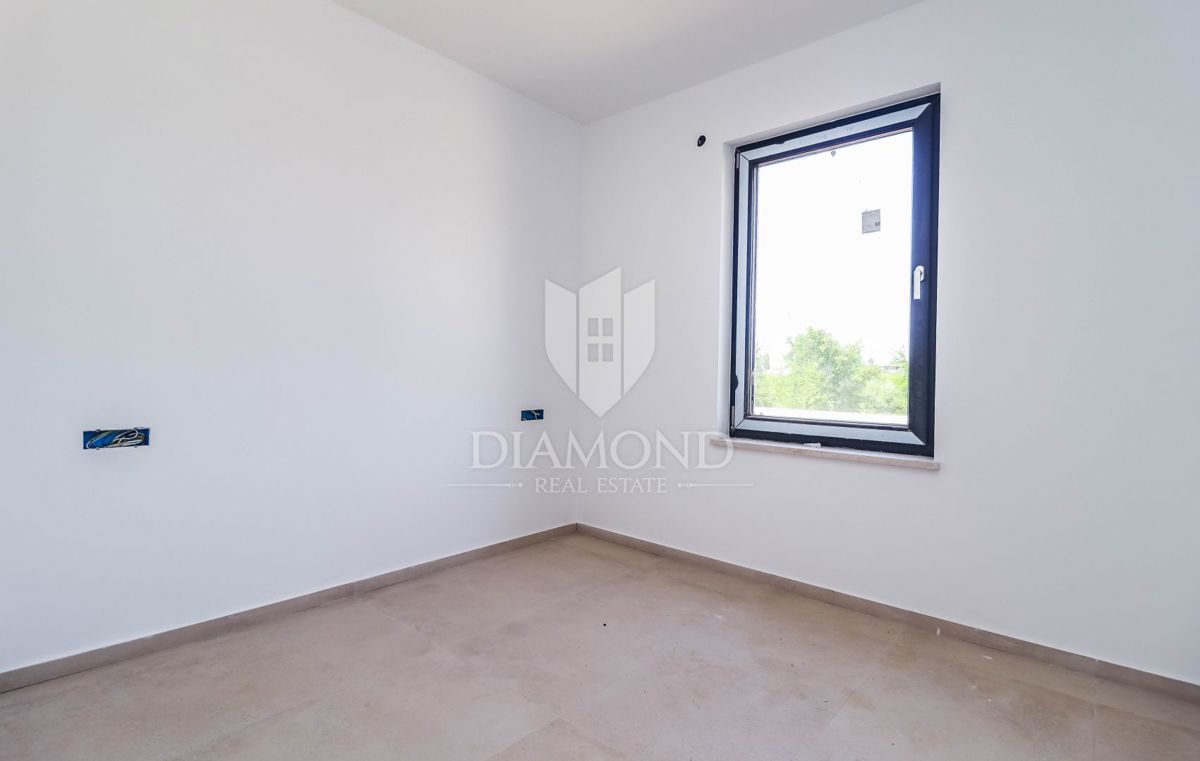Poreč, pritlični apartma z vrtom 500 m od morja!