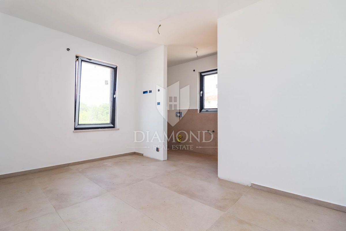 Poreč, pritlični apartma z vrtom 500 m od morja!