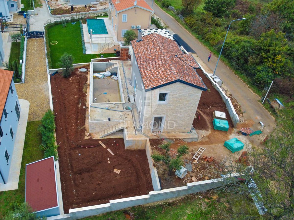 Poreč, okolica, odlična vila v avtohtonem stilu!
