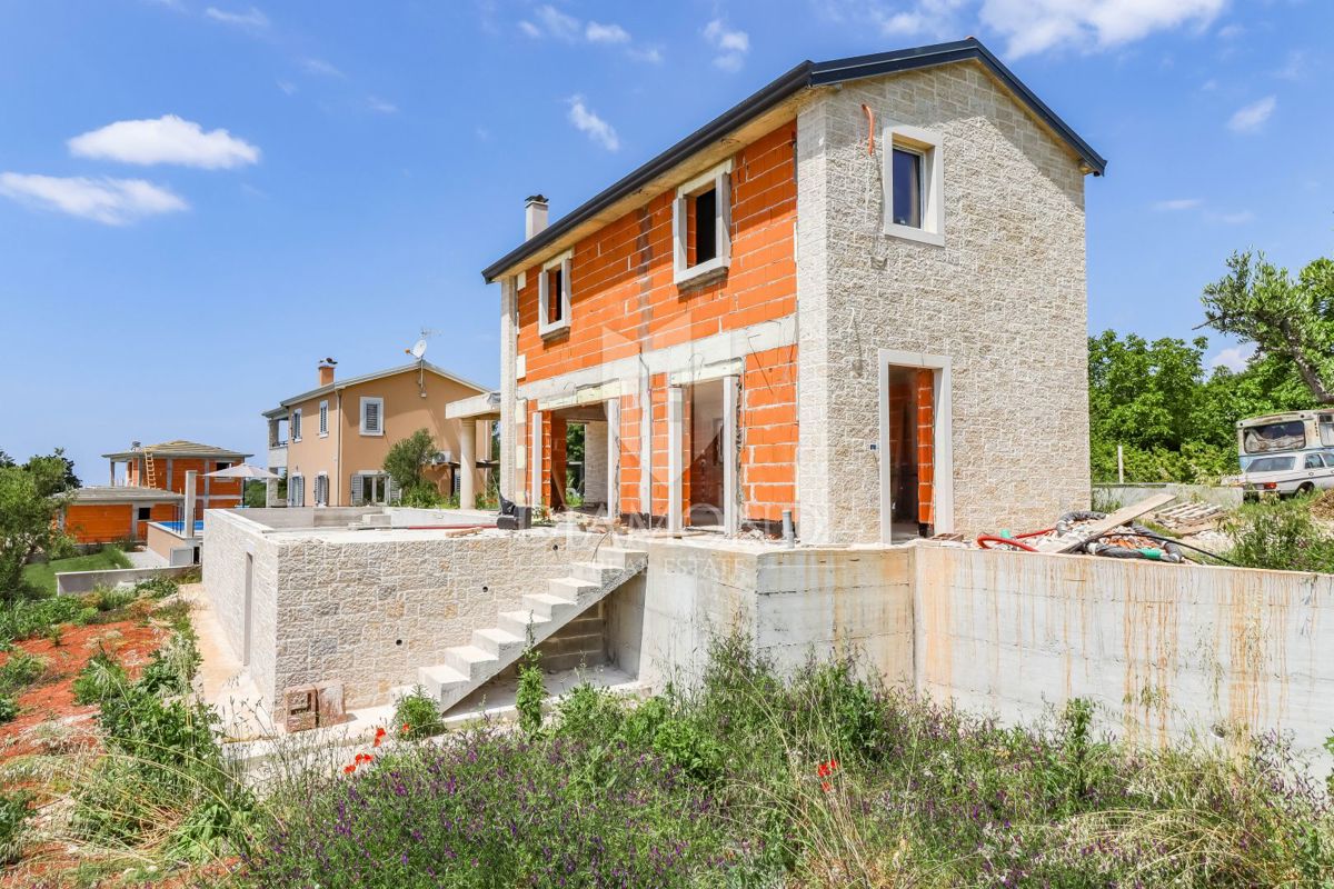 Poreč, okolica, odlična vila v avtohtonem stilu!