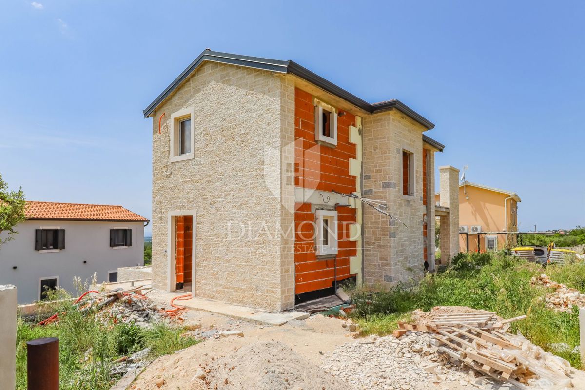 Poreč, okolica, odlična vila v avtohtonem stilu!