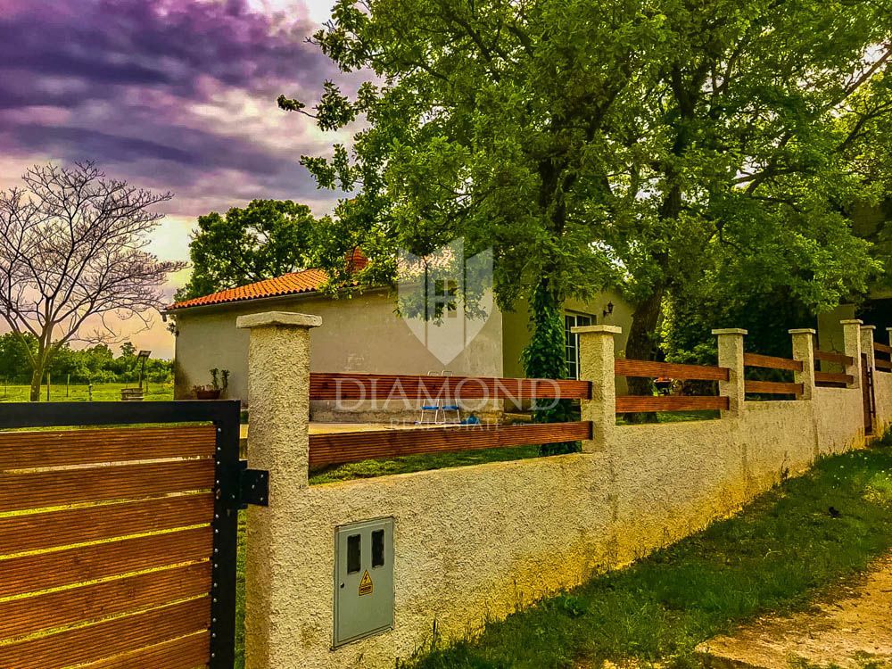 Pula, okolica, hiša na velikem vrtu, mirna lokacija