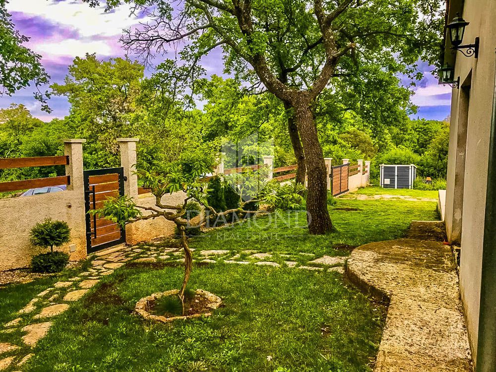 Pula, okolica, hiša na velikem vrtu, mirna lokacija