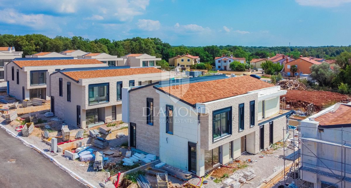 Umag! Luksuzna vila z bazenom 100 m od morja!