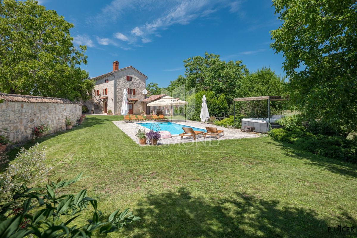 Poreč, okolica, avtohtona vila s prostornim vrtom!