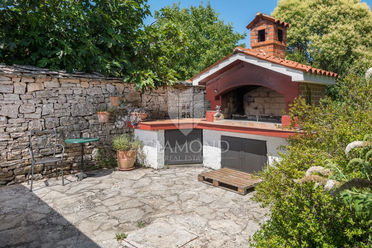 Poreč, okolica, avtohtona vila s prostornim vrtom!