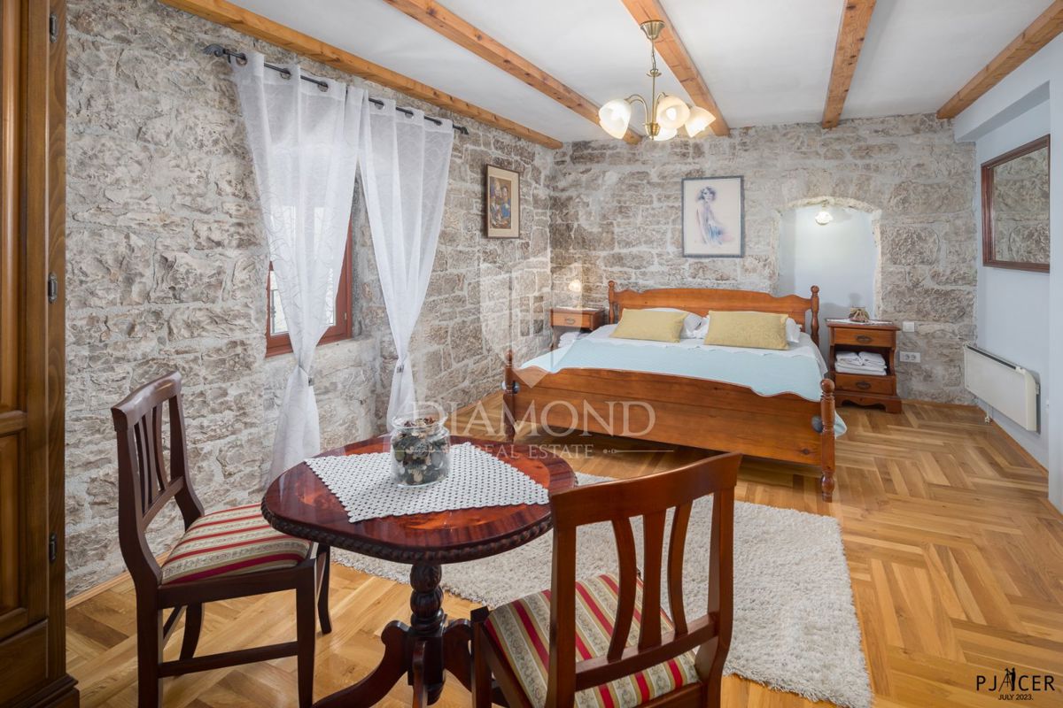 Poreč, okolica, avtohtona vila s prostornim vrtom!