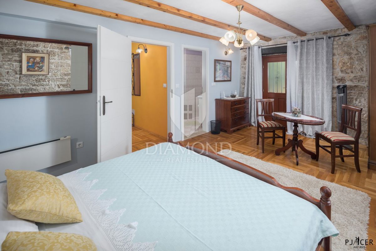 Poreč, okolica, avtohtona vila s prostornim vrtom!