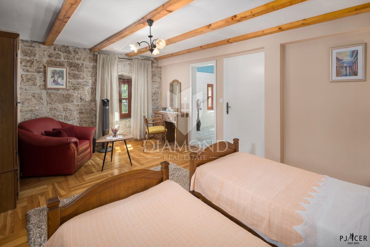 Poreč, okolica, avtohtona vila s prostornim vrtom!