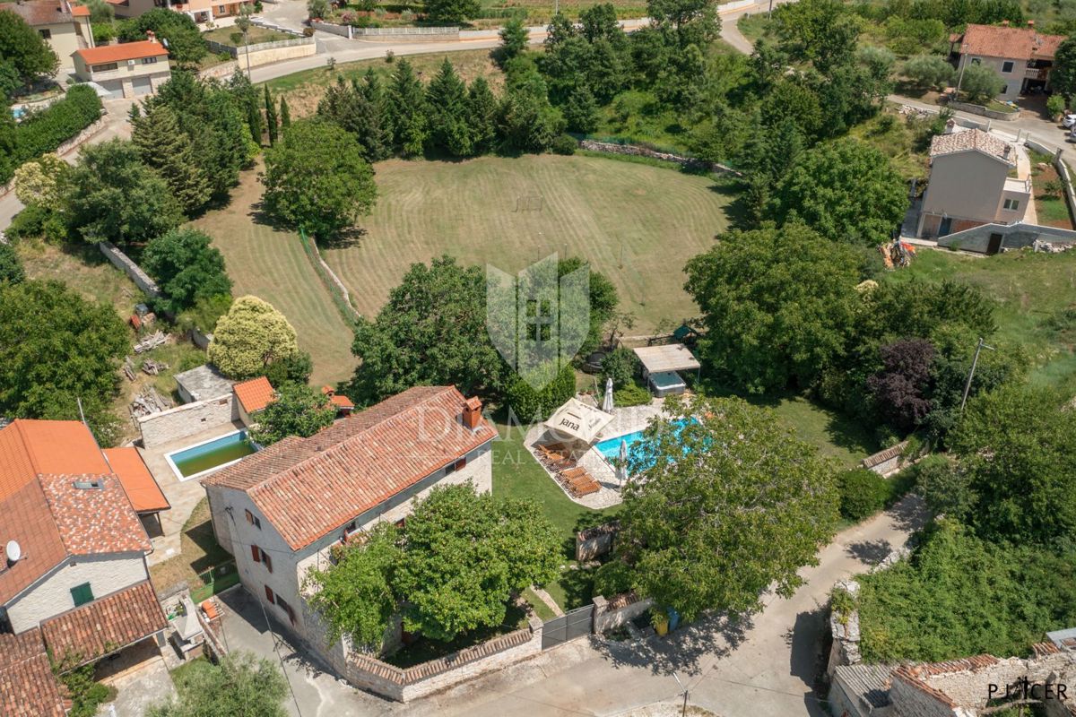 Poreč, okolica, avtohtona vila s prostornim vrtom!