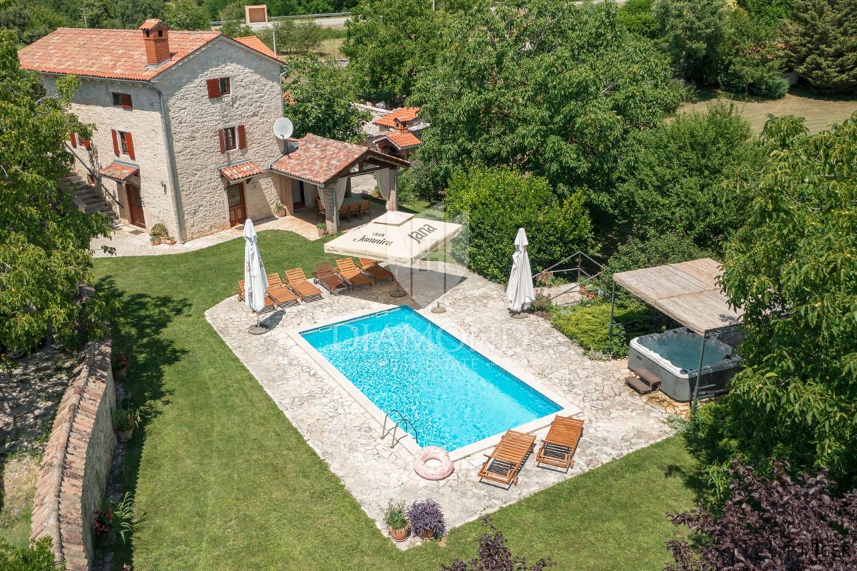 Poreč, okolica, avtohtona vila s prostornim vrtom!