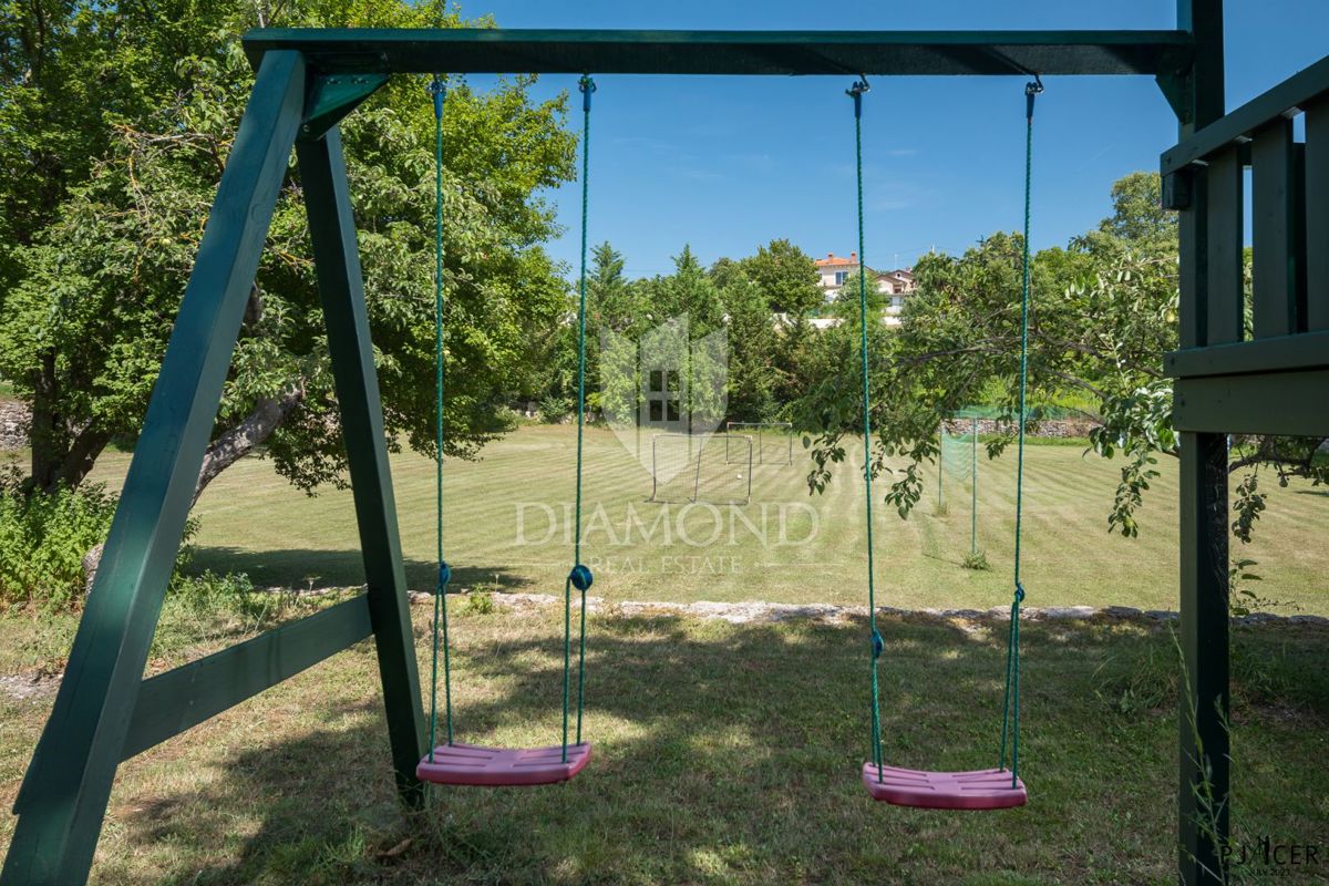 Poreč, okolica, avtohtona vila s prostornim vrtom!