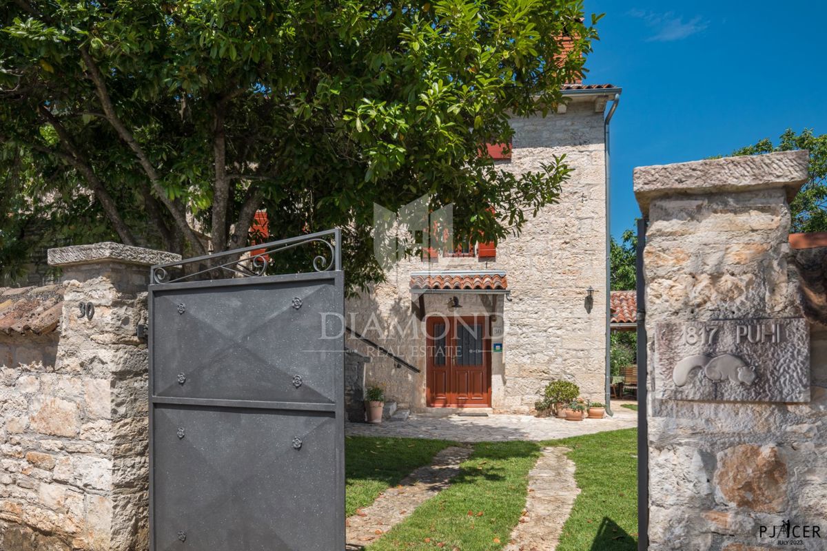 Poreč, okolica, avtohtona vila s prostornim vrtom!