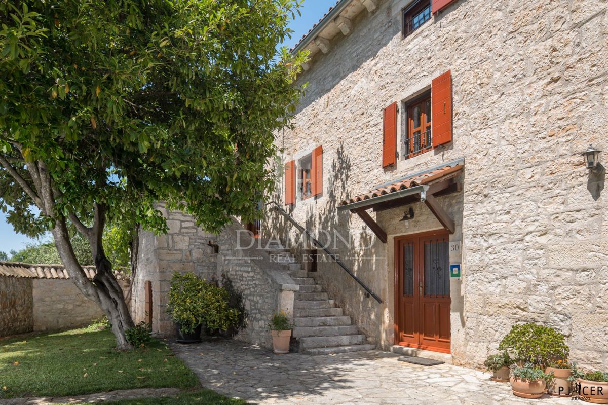 Poreč, okolica, avtohtona vila s prostornim vrtom!