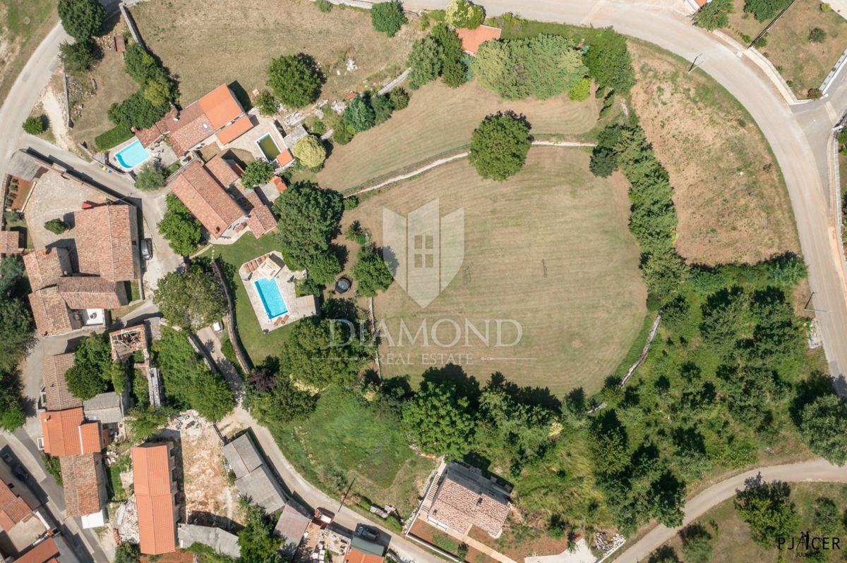 Poreč, okolica, avtohtona vila s prostornim vrtom!