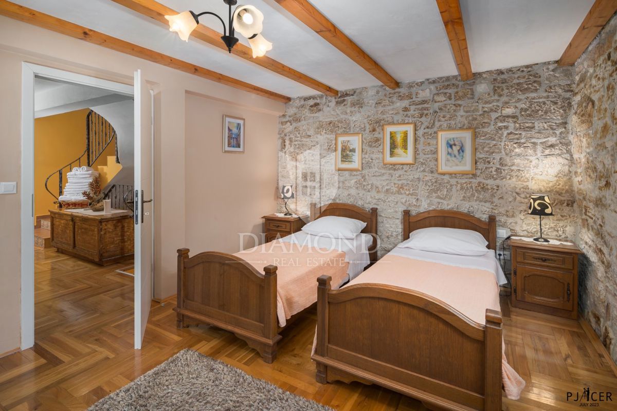 Poreč, okolica, avtohtona vila s prostornim vrtom!