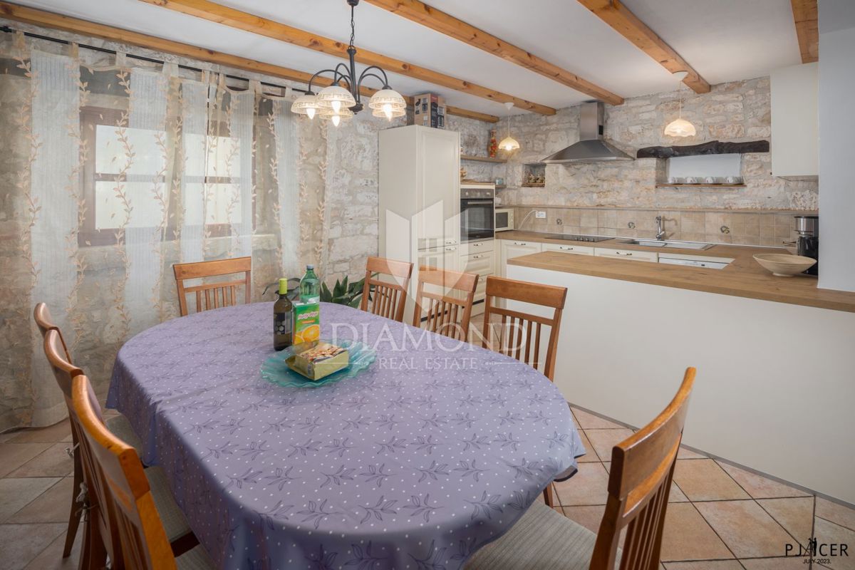Poreč, okolica, avtohtona vila s prostornim vrtom!