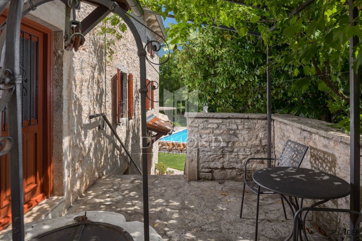 Poreč, okolica, avtohtona vila s prostornim vrtom!