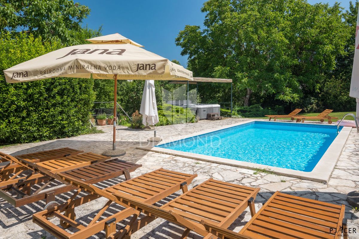 Poreč, okolica, avtohtona vila s prostornim vrtom!