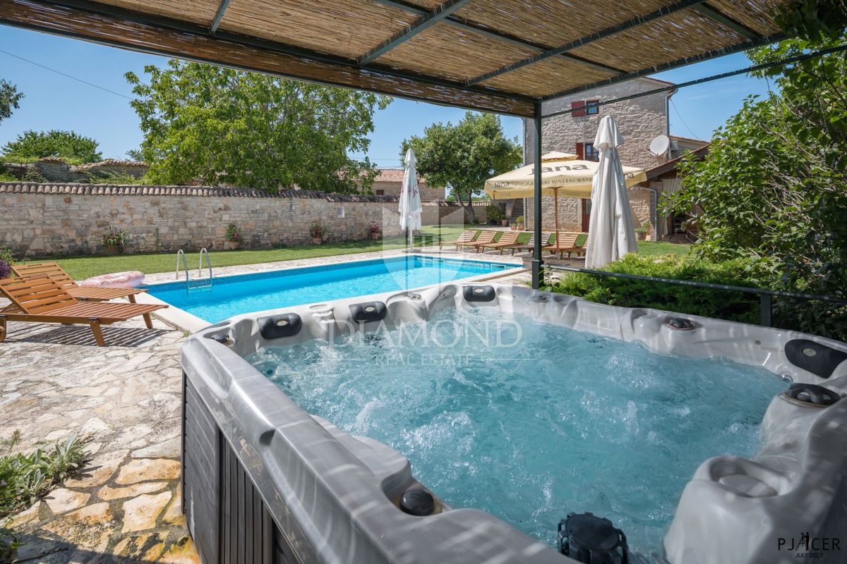 Poreč, okolica, avtohtona vila s prostornim vrtom!